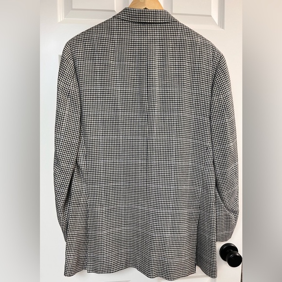 Brooks Brothers finest fabric! Size 40R. Sleeves are 32 length. Amazing jacket! - Picture 4 of 4